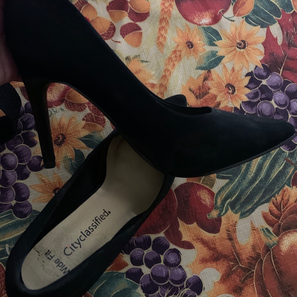 Black classy pointed toe heels